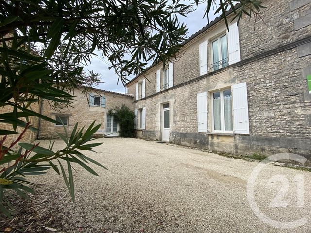 maison à vendre - 9 pièces - 241.0 m2 - ST ROMAIN DE BENET - 17 - POITOU-CHARENTES - Century 21 Grand Large